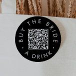 Chic Black köper en QR-kod för dryck Knapp<br><div class="desc">Den här chicen köper en brud som QR-kodnålen är perfekt för en enkel bachelorette-fest eller möhippa. Den enkla utformningen av mörken har klassiska minimalistiska svartvita typografi med en sofistikerad snyggt. Anpassade i alla färg.</div>