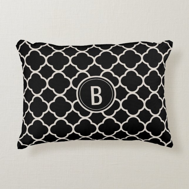 Chic Black Monogram Quatrefoil Mönster Decorative Prydnadskudde (Framsidan)