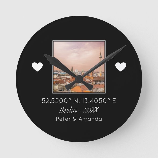 Chic Black & White First Date Keepsak Boykompis Rund Klocka (Framsida)