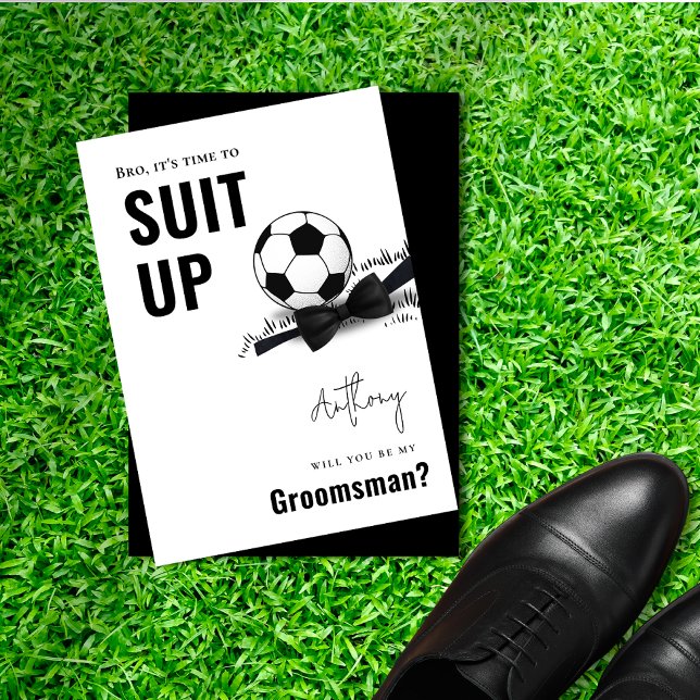 Chic Black & White Tuxedo Kostym Up Groomsman Inbjudningar (Chic Black & White Tuxedo Suit Up Soccer Groomsman Invitation)