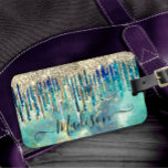 Chic blåturkos guld glitter droppar monogram bagagebricka<br><div class="desc">Chic blått, turkos och guld bagagemärke. Vacker, modern och coola för den trendomsavundna och konsthungande höftledaren. Denna sofistikerade snyggt skulle vara underbar för flickor som har klassisk och sparsam design. Visa upp din personliga stil, se modern ut, trendig och känn snyggt med en unik design på en resetagg eller anpassa...</div>