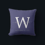 Chic Blåvit Monogram Bröllop Keepie Kudde<br><div class="desc">Elegant bröllop ligger med din text i grått handskrivet manusgrafi med chic på marin blå bakgrund. Lägg bara till namn,  monogram och bröllop datum. Underbar gåva till ett nytt par. Enbart designad för dig av Lycklig Dolphin Studio. Kontakta oss på happydolphinstudio@outlook.com om du behöver hjälp eller matchande produkter.</div>