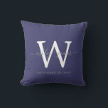 Chic Blåvit Monogram Bröllop Keepie Kudde<br><div class="desc">Elegant bröllop ligger med din text i grått handskrivet manusgrafi med chic på marin blå bakgrund. Lägg bara till namn,  monogram och bröllop datum. Underbar gåva till ett nytt par. Enbart designad för dig av Lycklig Dolphin Studio. Kontakta oss på happydolphinstudio@outlook.com om du behöver hjälp eller matchande produkter.</div>