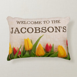 Chic blom- efternamnpersonlig för elegant prydnadskudde