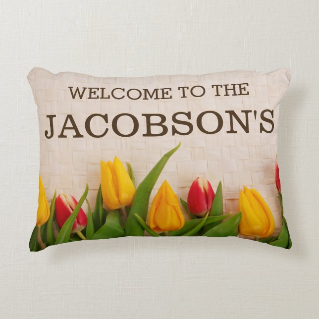 Chic blom- efternamnpersonlig för elegant prydnadskudde (Framsidan)