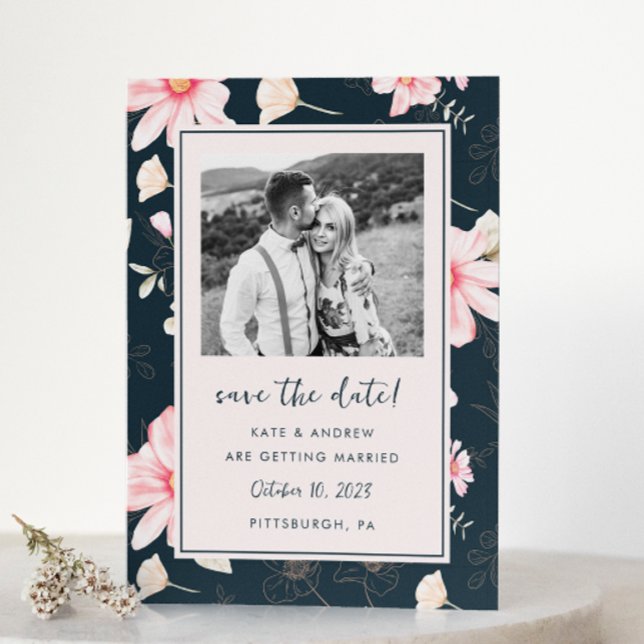 Chic  Blommigt Blått Bröllop-foto Spara datum Spara Datumet (This pretty vintage look pink and blue floral wedding photo save the date features whimsical flowers)