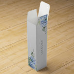 Chic Blommigt Blue Hydrangea Event Bröllop Presentask För Vinflaska<br><div class="desc">Chic och elegant blå vattenlåda vin med en vacker blommigt tillsammans med namn på vardera sidan av lådan, händelsemedatum och anpassningsbarnas uppskattningsmeddelande. Bakgrunden kan ändras till din inställning med softwarn Redigera verktyg. Snyggt, elegant med ungdomliga undertoner, den här designen tillför just det speciella något till dina brudens sida-favoritgåvor. Skål för...</div>