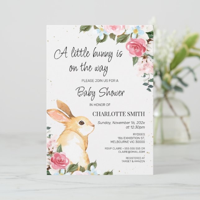 Chic Blommigt Little Bunny Baby Shower-inbjudan Inbjudningar (Stående Fram)