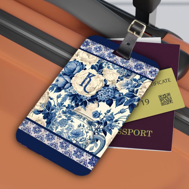 Chic blommigt vas Blue chinoiserie toile monogram Bagagebricka (Skapare uppladdad)