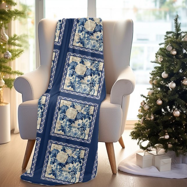 Chic blommigt vas Blue chinoiserie toile monogram Fleecefilt (Skapare uppladdad)