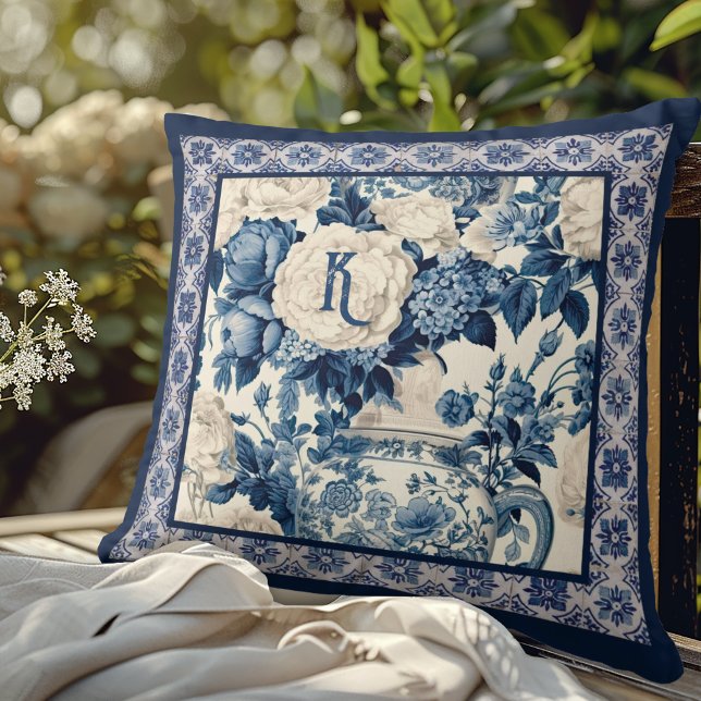 Chic blommigt vas Blue chinoiserie toile monogram Kudde (Skapare uppladdad)
