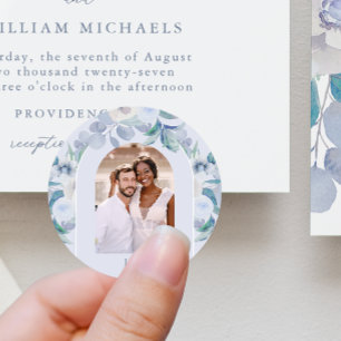 Chic Blue Airy Blommigt Monogram Photo Bröllop Runt Klistermärke