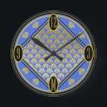 Chic Blue & Black Art Deco Fläkt Mönster Monogram Rund Klocka<br><div class="desc">En häpnadsväckande konsthändelsekur med fläkt-dekanor under den typiska perioden guld,  blått och svart färg. Du kan enkelt anpassa monogrammet,  som elegant ersätter 6 på ratten,  efter behov. En originalutformning som endast finns på ©Oh_Nostalgia online store. Alla rättigheter förbehållna.</div>