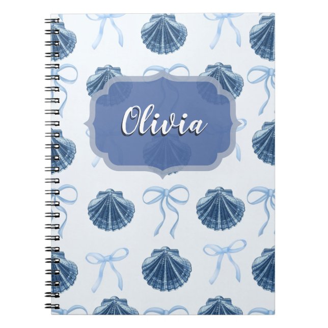 Chic Blue Coastal Shells and Bows Personalized Anteckningsbok (Framsidan)