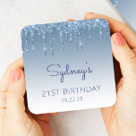 Chic Blue Glitter Drip 21:a födelsedag Party Underlägg Papper Kvadrat<br><div class="desc">Den här chicens 21:a födelsedag är party pappra underlägg med en glatt blå faux glitter drop gräns och blå ombre bakgrund. Anpassa dem med hedersgästen namn i ett blått handskriftsskript,  med hennes födelsedag och datum nedan i sans serif-teckensnitt.</div>