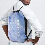 Chic Blue Marble Personlig Gympapåse<br><div class="desc">Ditt namn i chic-bokstäver personifierar den här snyggtens dragsträngssäck med en blå,  vit och guld marmor mönster. Skapa dig själv eller ge som gåva.</div>
