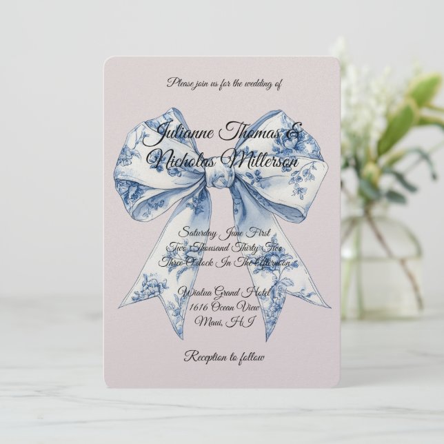 Chic Blue White Bow Blush Pink Wedding Inbjudningar (Stående Fram)