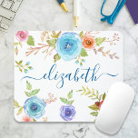 Chic boho blue blommigt vattencolor monogram musmatta<br><div class="desc">Blå-, röd- och orange vattenfärgblommor och marin blå manustypografi täcker över en vit bakgrund på den vackra, rustiska, romantiska blommigten mousepad. Lägg till ditt namn för att anpassa. Gör en chic och snyggt påstående varje gång du användor den. En underbar gåva till en vän, förutom dig själv! Skriv bara i...</div>