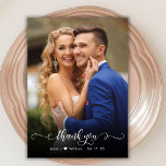 Chic Boho Script 2 Photo Bröllop - tackkort Tack Kort<br><div class="desc">Modern Boho Chic Calligraphy Script Bröllop 2 Photo Tackyou Card. Snyggt bröllop tackar dig för att du har en lodrät på framsidan med texten "Tack" i ett snävt, snävt och snett tecken på typografi, sabbat svan-teckensnittsskript i vit övertäckning på bild. Söt kärlek-hjärta mellan bruden och brudgummen namn. 2-sidigt kort med...</div>