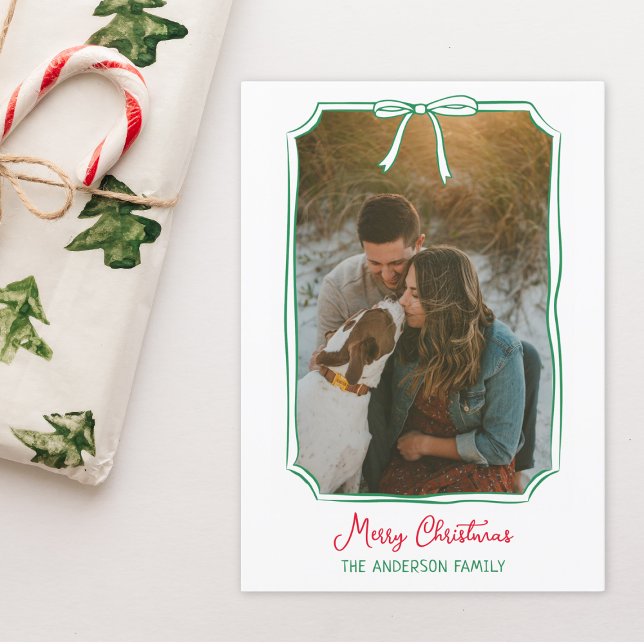 Chic Bow Anpassningsbar Family Photo Red & Grönt j Julkort (Warm hearts with a festive card featuring a hand-drawn holiday bow and your cherished memories.)