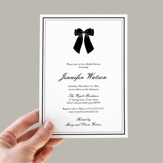 Chic Bow Black and White Old Money Möhippa Inbjudningar (Classy black bow Old Money aesthetic bridal shower invitation with elegant border and calligraphy)