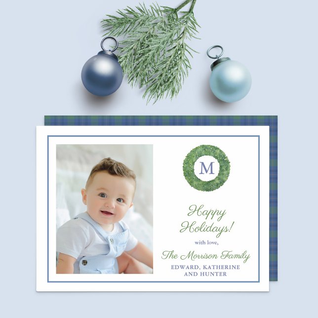Chic Boxwood WAN Monogram Tartan Family Photo H Julkort (Minimalist boxwood wreath with monogram, family photo and tartan plaid reverse)