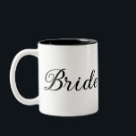 Chic "Bride"-skript, svart och vitt Två-Tonad Mugg<br><div class="desc">Fira din resa till "I Do" med den här Chicen "Bride" Script Black and White Two-Tone Coffee Mugg. Elegantens svarta skript kontrasterar vackert mot den vita utsidan och skapar ett sofistikerat och modernt utseende. Med sitt eleganta svarta insida, för mugg en liten bit chic stil till morgonkaffe eller te. Perfektens...</div>