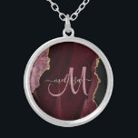 Chic Burgundy Guld Glitter Agate Anpassningsbar Mo Silverpläterat Halsband<br><div class="desc">Den här personligen i elegant har en bakgrund av en burgundi och ro rosa-agatbakgrund accentuerad med faux guld glitter. Anpassa din monogramsinitiala manusatrografi med guld-skript med ditt namn ovan. En unik gigantisk gåva till födelsedag,  helgdagar och alla speciella tillfällen. Designad bara för dig av Extreme Tees!</div>