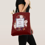 Chic Burgundy Marsala Budens mamma Bröllop Tygkasse<br><div class="desc">Budens mamma kommer att känna extra speciellt med denna elegant blommigt i säcken. Den har en vacker andedräkt av blommor från burgundy och  rosa och "Budens mamma" i manustypografi av elegant. Personlig med hennes namn eller din bröllop-dejt under. Perfekt för elegant Rustic bröllop - fall,  vinter,  vår eller sommar.</div>