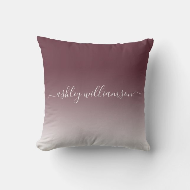 Chic Burgundy White Ombre Effect Monogram Namn Kudde (Framsida)