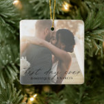 Chic Calligraphy Simple Photo Elegant Newlyed Julgransprydnad Keramik<br><div class="desc">Julprydnadsföremål i elegant med enkel och liten design med "bästa dagen någonsin" i chicens kalligrafi tillsammans med namn över ditt favoritfoto från bröllop. Den här vackra prydnadsformen ger en underbar gåva till ett nylott par till deras första jul</div>