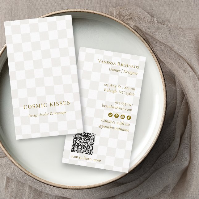 Chic Checker Tan Gold QR-kod Boutique Vertikal Visitkort (Skapare uppladdad)