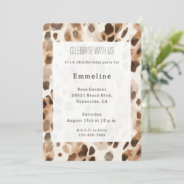Chic Cream Brown Leopard Animal Print Birthday Inbjudningar (Stående Fram)