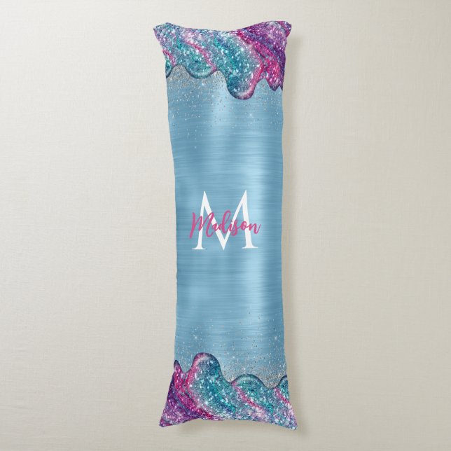 Chic Dammusslande blådroppdroppar i monogram efter Kroppskudde (Framsidan Vertikal)