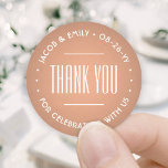 Chic Deco Typography Tack Copper Faux Foil Runt Klistermärke<br><div class="desc">Lägg till en elegant vid bröllop tack vare att du har kort och party favors som kan ta emot med runda, anpassade klistermärken/kuvertförseglingar. Alla formuleringar i den här mallen är enkla att anpassa för en möhippa, årsdag, förnyelse eller annat tillfälle. Texten i en cirkel kan ändras till namn och adress...</div>