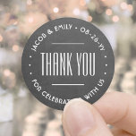 Chic Deco Typography Tack Faux Chalkboard Runt Klistermärke<br><div class="desc">Lägg till en elegant vid bröllop tack vare att du har kort och party favors som kan ta emot med runda, anpassade klistermärken/kuvertförseglingar. Alla formuleringar i den här mallen är enkla att anpassa för en möhippa, årsdag, förnyelse eller annat tillfälle. Texten i en cirkel kan ändras till namn och adress...</div>