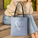 Chic Dusty Blue Heart Personlig Tygkasse<br><div class="desc">Den här dammiga blå totepåsen är personlig med ditt namn i ett vanligt teckensnitt över ett stort vitt hjärta. Perfekt för dig själv,  för dina brudar,  bok klubb,  studenten-gåva,  födelsedagspresent,  lärargåva eller tillfälle. MER färg i vår affär.</div>