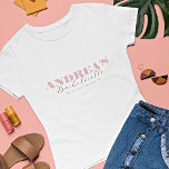 Chic Dusty Rosa Bold Script Anpassningsbar Bachelo T Shirt<br><div class="desc">Fira din bachelorette med den här eleganten,  minimalistisk t-shirt,  med fet dammig rosa typografi och kalligrafi av eleganten. Lägg enkelt till dina egna uppgifter genom att klicka på alternativet "anpassa".</div>