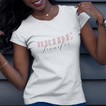 Chic Dusty Rosa Bold Script Calligraphy Bride Namn T Shirt<br><div class="desc">Fira din bachelorette med den här eleganten,  minimalistisk t-shirt,  med fet dammig rosa typografi och elegant calligraphy namn. Lägg enkelt till dina egna uppgifter genom att klicka på alternativet "anpassa".</div>