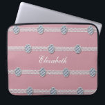Chic Elegant Diamond Pearl | Rosa Luxury Laptop Fodral<br><div class="desc">Chic Elegant Diamond Pearl | Rosa Luxury Laptop Computer Sleeve. Omge din bärbara dator i lyxen med dessa faux rhinestone och pärlsträngar. Enkel att anpassa genom att lägga till din egen namn eller anpassa den med ett monogram! Den här bakgrunden är ro rosa, men kan ändras till vilken färg som...</div>