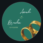 Chic Emerald Green Gold Rings Wedding Runt Klistermärke<br><div class="desc">A bold and elegant wedding layout featuring a rich emerald green background with golden wedding rings in the bottom corner. A sophisticated and timeless design,  perfect for classic and formal ceremonies.</div>