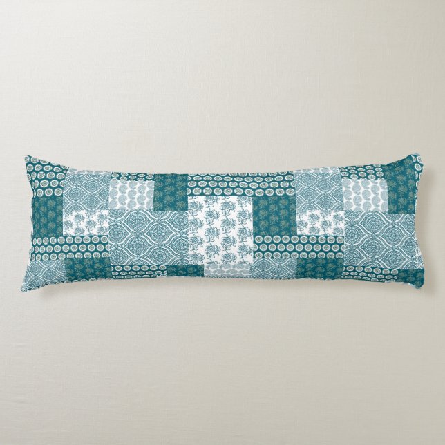 Chic Ethnic Faux Patchwork Mönster, Teal and White Kroppskudde (Framsidan)