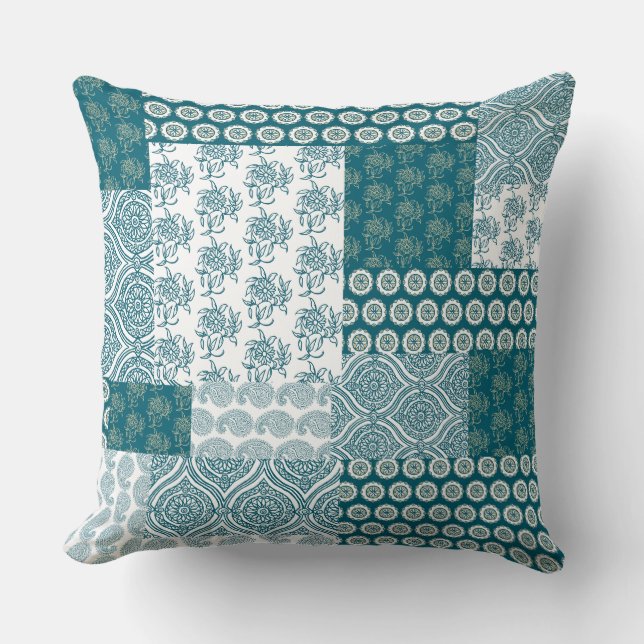 Chic Ethnic Faux Patchwork Mönster, Teal and White Kudde (Framsida)