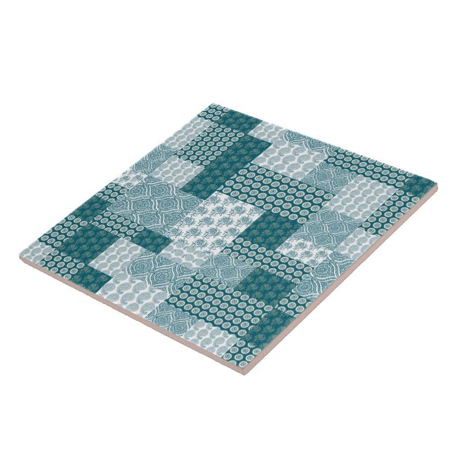 Chic etniskt FauxPatchworkmönster, kricka och vit Kakelplatta (Sidan)