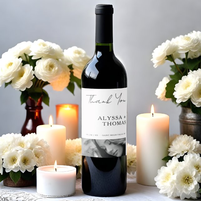 Chic Extra Minimalist Black & White Photo Wedding  Vinflaska Etikett (Chic Extra Minimalist Black & White Photo Wedding Wine Label. )