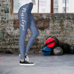 Chic Fake Blue Jeans Script Leggings<br><div class="desc">Vackra,  falska jeans/denim-plagg med vitt skript. Färgdesign för vintage. Observera att detta INTE är någon riktig fingervisning. Denim i den här designen är endast en teckning. Perfekt om du vill ha jeans utseende men ändå vill känna dig nöjd!</div>