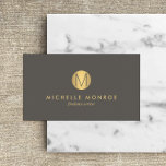 Chic Faux Guld minimalistiskt monogramAffärskort Visitkort<br><div class="desc">Din första logotyp visas elegant på faux guld-cirkeln för en omedelbar monogramformatmall på snyggtens visitkortsmall. Om du sätter på en taupbakgrund/grått-bakgrund gör den minimala färg-paletten och den rena typsnittet att detta kort blir chic och modernt. © 1201AM-KREATIV</div>