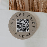 Chic Faux Kraft köper ett dricks QR-kod Knapp<br><div class="desc">Den här chicen köper en brud som QR-kodstift är perfekt för en enkel bachelorette-fest eller möhippa. Den enkla konstruktionen har klassisk minsta svarta typografi på en papper framsynt av faux kraft med rustic boho stil.</div>