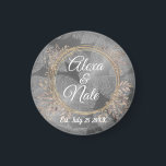 Chic Fjädrar Blommigt Utandning Bröllop   Magnet<br><div class="desc">Chic silver fjädrar på en liten silver-bakgrund i kombination med en andedräkt av blommigt av guld där du kan anpassa den för din händelse som skapar eleganta romantiska bröllopsfester. En del av Snyggtens Trendig bröllopsgåvor.</div>