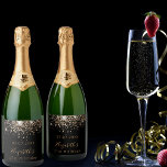 Chic för svart guld glitter-monogram<br><div class="desc">För en giftig och glamorös 21:a (eller någon ålder) födelsedagsfest med flickorna. En chic svart bakgrund med fläckar vid glitter i faux. namn är skrivet i ett gyllene färg med ett modernt handskript i stil. Anpassa och ett datum,  namn och 21 år.</div>